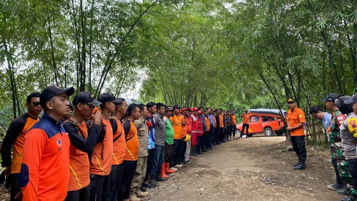 Tim SAR gabungan mengikuti apel penutupan operasi pencarian pekerja proyek yang hilang terseret banjir bandang Sungai Klawing Purbalingga, Sabtu (9/8/2025).