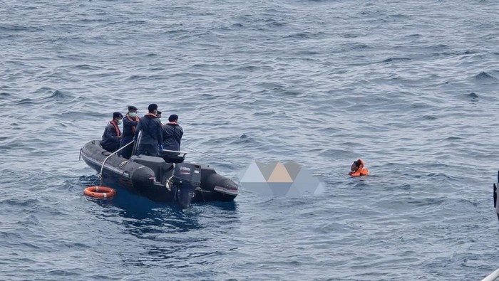 Tim SAR temukan jasad mengapung di perairan Karawang.