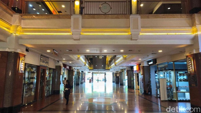 Tren Gowes Meredup, Toko Sepeda di STC Senayan Satu per Satu Gulung Tikar Aktivitas bersepeda sempat menjadi tren besar di berbagai kalangan masyarakat Indonesia selama masa pandemi Covid-19. Seiring berakhirnya masa pandemi dan kembalinya rutinitas masyarakat, tren bersepeda kian surut. Penjualan sepeda pun melandai, membuat banyak toko terpaksa gulung tikar.