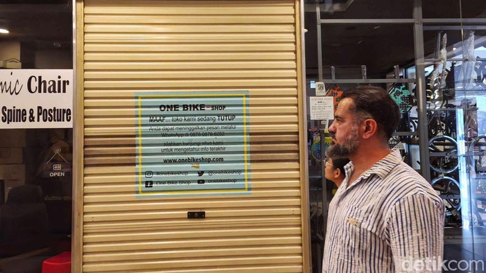 Tren Gowes Meredup, Toko Sepeda di STC Senayan Satu per Satu Gulung Tikar Aktivitas bersepeda sempat menjadi tren besar di berbagai kalangan masyarakat Indonesia selama masa pandemi Covid-19. Seiring berakhirnya masa pandemi dan kembalinya rutinitas masyarakat, tren bersepeda kian surut. Penjualan sepeda pun melandai, membuat banyak toko terpaksa gulung tikar.