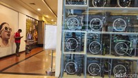 Saking ramainya dulu, di lorong-lorong lantai dasar STC bahkan terpasang peringatan agar pengunjung tidak mencoba atau mengendarai sepeda di area tersebut. Kini, suasana yang dulu hiruk-pikuk itu berubah menjadi lengang.