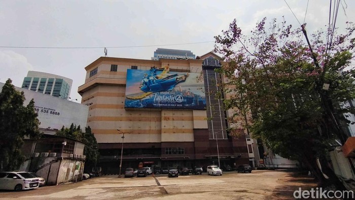 Tren Gowes Meredup, Toko Sepeda di STC Senayan Satu per Satu Gulung Tikar Aktivitas bersepeda sempat menjadi tren besar di berbagai kalangan masyarakat Indonesia selama masa pandemi Covid-19. Seiring berakhirnya masa pandemi dan kembalinya rutinitas masyarakat, tren bersepeda kian surut. Penjualan sepeda pun melandai, membuat banyak toko terpaksa gulung tikar.