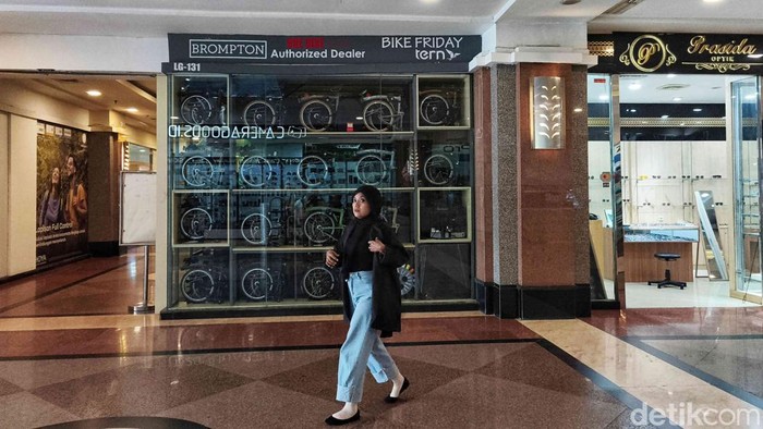 Tren Gowes Meredup, Toko Sepeda di STC Senayan Satu per Satu Gulung Tikar Aktivitas bersepeda sempat menjadi tren besar di berbagai kalangan masyarakat Indonesia selama masa pandemi Covid-19. Seiring berakhirnya masa pandemi dan kembalinya rutinitas masyarakat, tren bersepeda kian surut. Penjualan sepeda pun melandai, membuat banyak toko terpaksa gulung tikar.