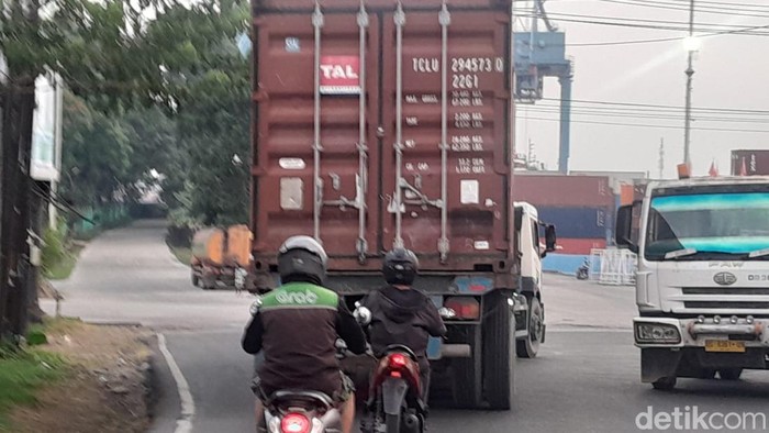 Truk kontainer bebas berkeliaran masuk jalan Kota Palembang sebelum jam operasional