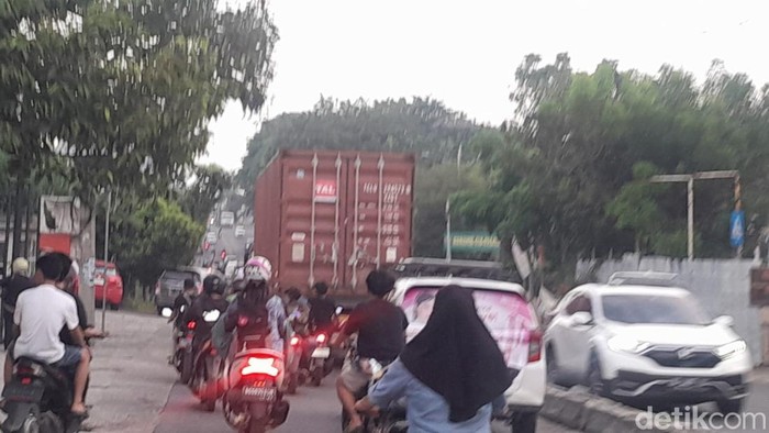 Truk kontainer masuk jalan kota pada sore menjelang magrib