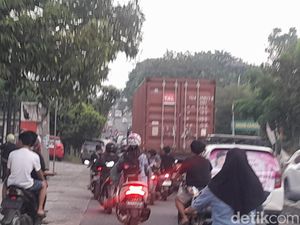 Truk Kontainer Bebas Berkeliaran di Jalan Palembang, Ini Kata Dishub
