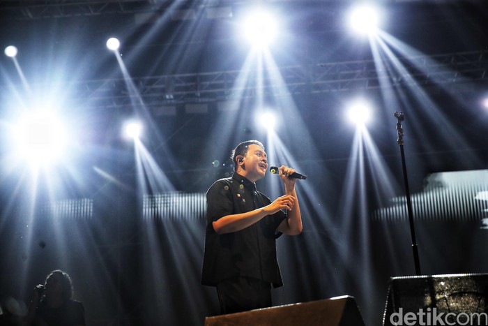 Solois Tulus tampil dalam acara The Sound Project 8 di Ecovention Ancol, Jakarta Utara, Jumat (8/8/2025) malam.