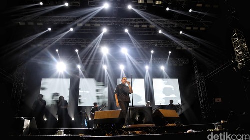 Solois Tulus tampil dalam acara The Sound Project 8 di Ecovention Ancol, Jakarta Utara, Jumat (8/8/2025) malam.