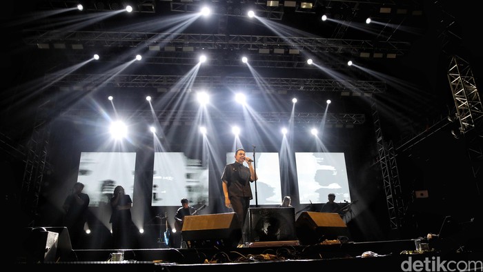 Solois Tulus tampil dalam acara The Sound Project 8 di Ecovention Ancol, Jakarta Utara, Jumat (8/8/2025) malam.
