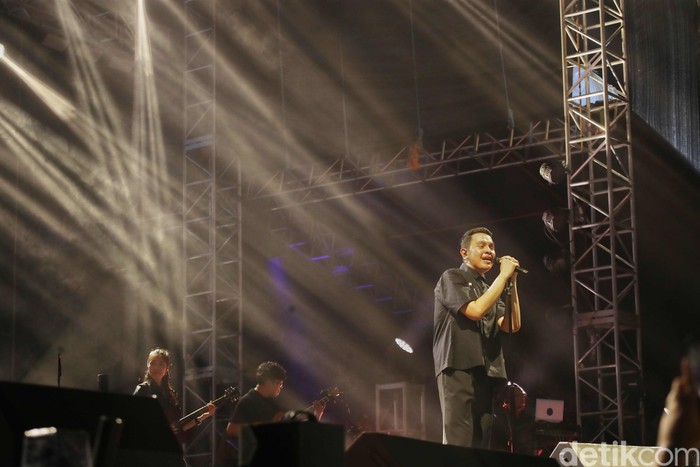 Solois Tulus tampil dalam acara The Sound Project 8 di Ecovention Ancol, Jakarta Utara, Jumat (8/8/2025) malam.