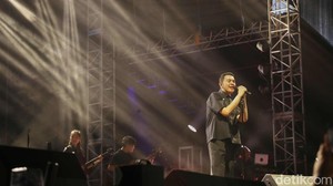 Keberhasilannya mengajak penonton bernyanyi bersama menjadikan momen ini tak terlupakan, sebuah perayaan musik yang intim dan megah sekaligus.