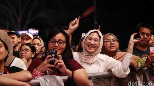 Solois Tulus tampil dalam acara The Sound Project 8 di Ecovention Ancol, Jakarta Utara, Jumat (8/8/2025) malam.