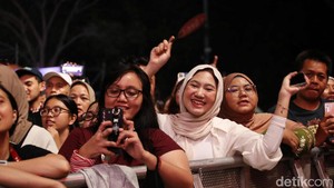 Suasana malam itu dipenuhi tepuk tangan yang tak berhenti, sorakan, dan lirik-lirik yang mengalir dari bawah panggung.