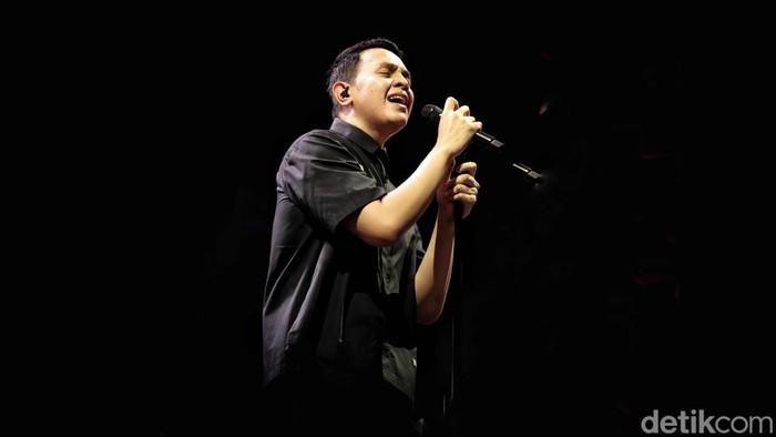 Solois Tulus tampil dalam acara The Sound Project 8 di Ecovention Ancol, Jakarta Utara, Jumat (8/8/2025) malam.