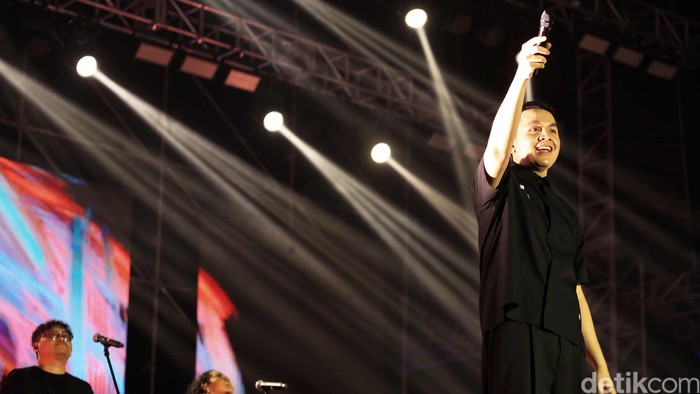 Solois Tulus tampil dalam acara The Sound Project 8 di Ecovention Ancol, Jakarta Utara, Jumat (8/8/2025) malam.