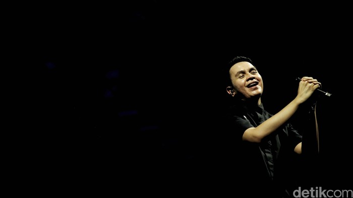 Solois Tulus tampil dalam acara The Sound Project 8 di Ecovention Ancol, Jakarta Utara, Jumat (8/8/2025) malam.