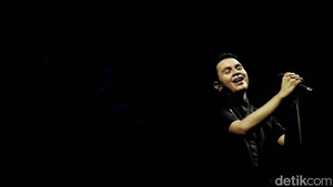 Selain itu, deretan lagu favorit seperti Monokrom, Sepatu, Interaksi, dan Bumerang yang jarang dibawakannya dihadirkan penuh penghayatan. Sesi karaoke massal dimulai!