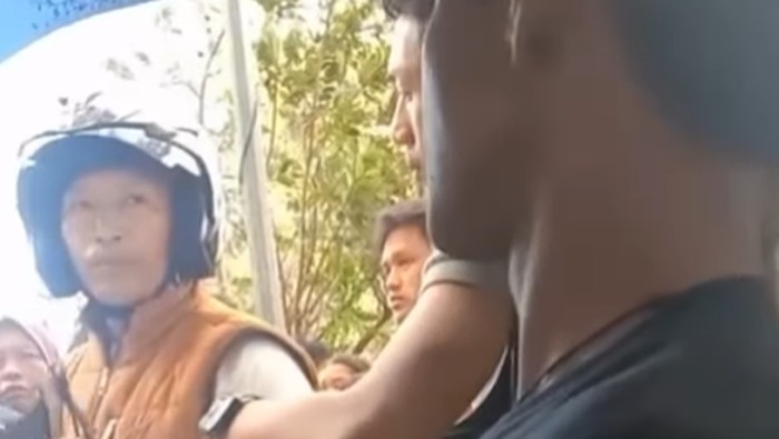 Viral oknum TNI di Bantaeng tampar sopir pedagang sayur gegara bendea One Piece.