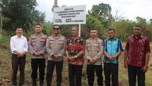 Wakapolda NTT bersama Forkompimda saat meninjau lokasi pembangunan Polres Sumba Tengah di Kampung Dasa Elu, Desa Elu, Kecamatan Katikutana Selatan, Sumba Tengah, NTT. (Dok. Polda NTT)