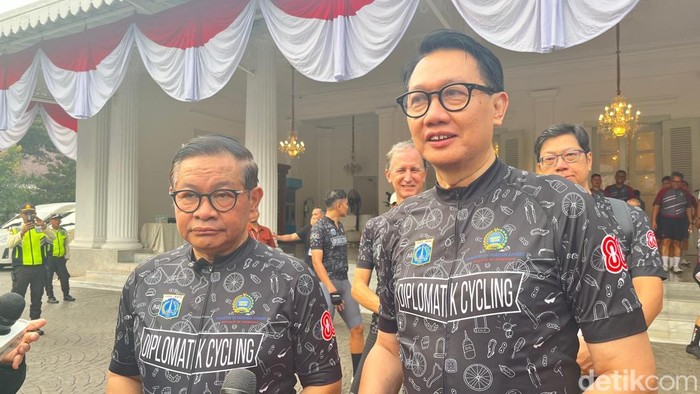 Wamenlu Arif Havas dan Gubernur DKI Pramono menggelar Jakarta Diplomatic Cycling dalam rangka memperingati HUT ke-80 Republik Indonesia sekaligus HUT Jakarta. (Belia.detikcom).