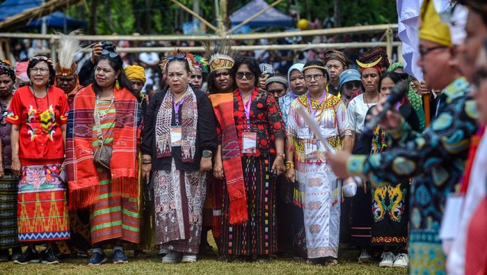 Warga Kasepuhan Guradog Kompak Rayakan Hari Masyarakat Adat Sedunia Masyarakat Kasepuhan Guradog membawa rengkong (padi) saat peringatan Hari Masyarakat Adat Sedunia di Guradog, Lebak, Banten, Sabtu (9/8/2025). Peringatan Hari Masyarakat Adat Sedunia yang diikuti sejumlah delegasi negara di Asia itu bertujuan untuk melestarikan adat serta deklarasi mencegah praktik perampasan tanah adat dan eksploitasi sumber daya alamnya. ANTARA FOTO/Muhammad Bagus Khoirunas