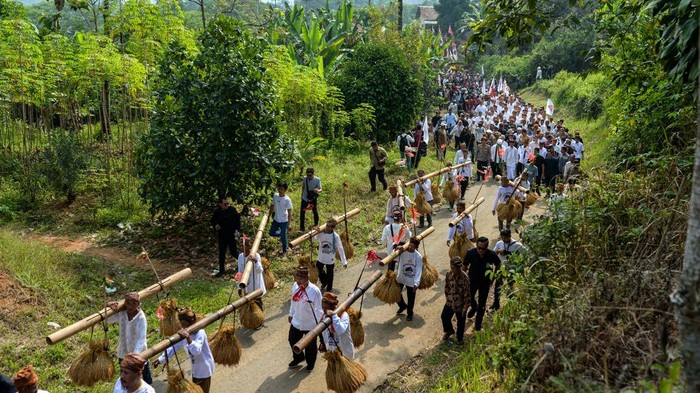 Warga Kasepuhan Guradog Kompak Rayakan Hari Masyarakat Adat Sedunia Masyarakat Kasepuhan Guradog membawa rengkong (padi) saat peringatan Hari Masyarakat Adat Sedunia di Guradog, Lebak, Banten, Sabtu (9/8/2025). Peringatan Hari Masyarakat Adat Sedunia yang diikuti sejumlah delegasi negara di Asia itu bertujuan untuk melestarikan adat serta deklarasi mencegah praktik perampasan tanah adat dan eksploitasi sumber daya alamnya. ANTARA FOTO/Muhammad Bagus Khoirunas