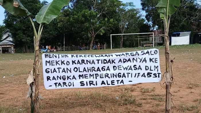 Warga Salomekko di Bone protes gegara lomba Agustusan untuk dewasa dihapuskan.