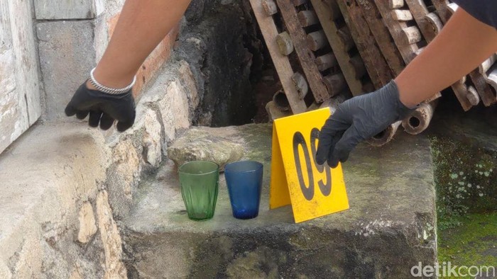 2 Gelas dan Botol Racun Ditemukan di Samping Pasutri Tewas Tulungagung