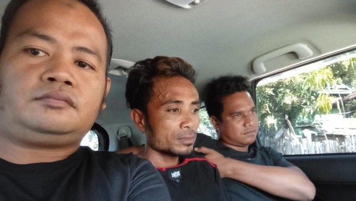 AH (35) (tengah), pelaku pembunuhan Arif Rahamni ditangkap Polres Dompu. (Porles Dompu)