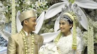 Auditya Faiz Putra memberikan maskawin uang dan emas 10 poundsterling 8 euro 20 gram 25 rupiah tunai. Foto: Channel YouTube Praya Visual