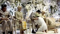 Dalam kesempatan itu ayah kandung Namira, Eri Surya Kelana, menjadi wali nikah. Sedangkan ayah sambung Namira, Faiz Ramzy Rachbini menjadi saksi. Alya Rohali pernah menikah dengan Eri Surya Kelana dan dikaruniai putri Namira Adjani Ramadina. Setelah cerai, Alya Rohali, menikah lagi dengan Faiz Ramzy Rachbini dan memiliki dua orang anak.  Foto: Channel YouTube Praya Visual