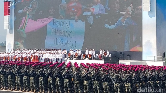 Poster bertuliskan Presiden Prabowo Idolaku di Apel Gelar Pasukan Pusdiklatpassus Batujajar