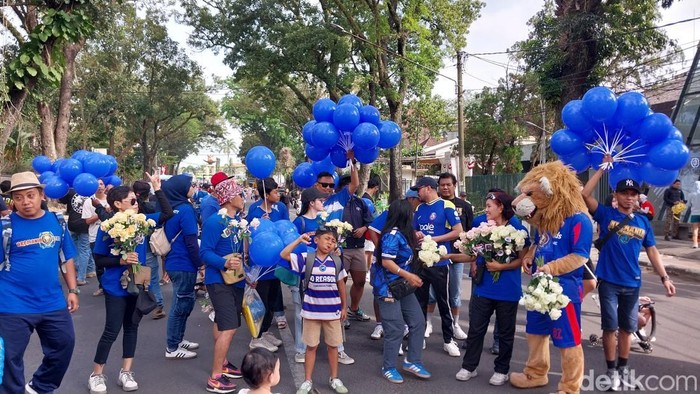 Aremania membagikan balon dan bunga di CFD