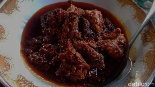 Seporsi ayam rarang di Rumah Makan Sederhana Rarang  Inaq Dellah.