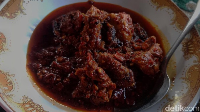 Seporsi ayam rarang di Rumah Makan Sederhana Rarang  Inaq Dellah.