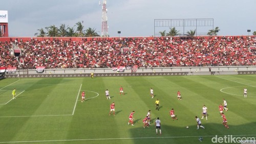 Bali United (jersey merah) bermain imbang 1-1 dengan Persik Kediri dalam laga perdana Super League 2025/2026 di Stadion Kapten I Wayan Dipta, Gianyar, Minggu (10/8/2025).