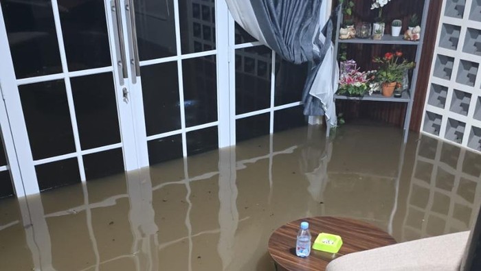 Banjir Rendam Rumah di Cibinong, Bogor.