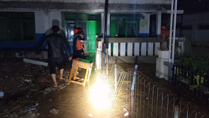 Tumpukan sampah dan batang pohon yang sebabkan banjir di Kota Sukabumi