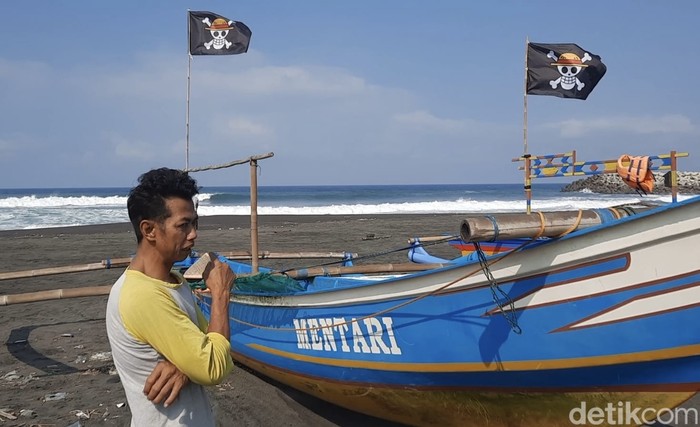 Bendera Jolly Roger dari anime One Piece berkibar pada perahu nelayan di Pantai Congot, Temon, Kulon Progo, Sabtu (9/8/2025).