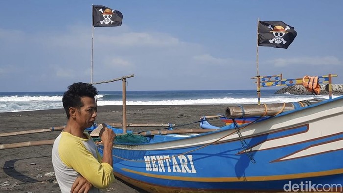 Bendera Jolly Roger dari anime One Piece berkibar pada perahu nelayan di Pantai Congot, Temon, Kulon Progo, Sabtu (9/8/2025).