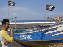 Nelayan Congot Kulon Progo Ramai-ramai Pasang Bendera One Piece di Perahu