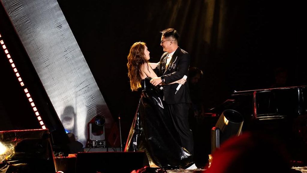 Kejutan! Boy William Nyanyi di Konser Ayu Ting Ting