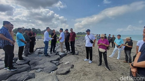 Bupati Badung I Wayan Adi Arnawa mendampingi Gubernur Bali Wayan Koster saat Sidak terkait pembangunan di kawasan Pantai Berawa, Desa Tibubeneng, Kuta Utara, Minggu (10/8/2025).