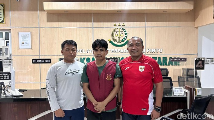 Buronan kasus korupsi KUR BNI Bima menyerahkan diri, Sabtu (9/8/2025).