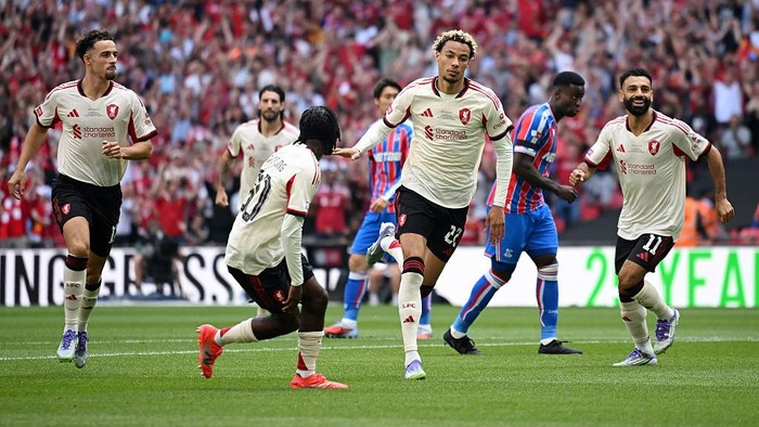 LONDON, ENGLAND - AUGUST 10: Hugo Ekitike of Liverpool celebrates scoring his teams first goal during the 2025 FA Community Shield match between Crystal Palace and Liverpool at Wembley Stadium on August 10, 2025 in London, England. (Photo by Clive Mason/Getty Images)