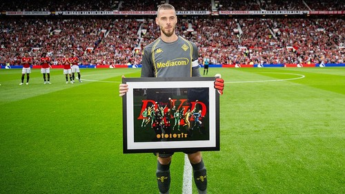 MANCHESTER, ENGLAND - AUGUST 9:    David De Gea of Fiorentina poses with a framed picture prior to the pre-season friendly match between Manchester United and ACF Fiorentina at Old Trafford on August 9, 2025 in Manchester, England. (Photo by Ash Donelon/Manchester United via Getty Images)
