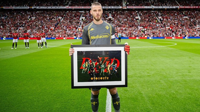 MANCHESTER, ENGLAND - AUGUST 9:    David De Gea of Fiorentina poses with a framed picture prior to the pre-season friendly match between Manchester United and ACF Fiorentina at Old Trafford on August 9, 2025 in Manchester, England. (Photo by Ash Donelon/Manchester United via Getty Images)
