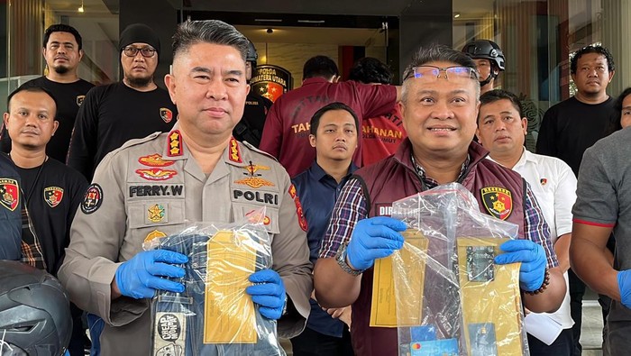 Dirreskrimum Polda Sumut Kombes Ricko Mauruh (kanan) dan Kabid Humas Polda Sumut Kombes Ferry Walintukan (kiri) saat merilis kasus pencurian. (Foto: Finta Rahyuni/detikSumut)