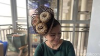Donat yang sedang naik daun membuat sosok penjual kue Ci Mehong, ikut menjual jajanan ini. Kreasi donatnya pun tak kalah menarik, terbuat dari bahan pisang dan labu. Foto: Detikcom / Atiqa Rana