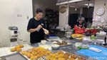 Ci Mehong Jualan Donat Rp 15 Ribu per Buah, Seperti Apa Rasanya?
